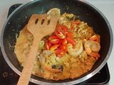 พาสต้าดำแกงเขียวหวานกุ้งห่อไข่