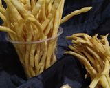Foto langkah ke 6 dari resep 51. Stik Bawang Ekonomis, Renyah & Gurih.