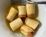Gambar langkah 7 resipi Roti gulung tuna tin goreng telur.