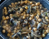 Foto del paso 4 de la receta: Salteado de garbanzos y champiñones