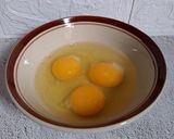 Foto langkah ke 1 dari resep Telur Dadar Daun Bawang.