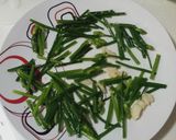 Hình bước làm 2 của món Bò Xào Bông Hẹ kiểu người Hoa - Stir Fry Beefs w Chives Flowers