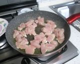 Foto del passaggio 2 della ricetta Pollo con mela uvetta e frutta secca