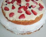 Foto del passaggio 12 della ricetta Torta a due piani con crema chantilly e frutti di bosco e panna