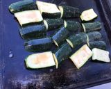 Une image de l'étape 4 de Courgettes marinées grillées à la plancha (pêche gingembre citron).