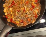 Une image de l'étape 1 de Tortilla au four à la viande hachée, poivrons et champignons.