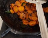 கேரட் மிளகு பொரியல்(carrot pepper poriyal recipe in tamil) ரெசிபி ஸ்டேப் 4 புகைப்படம்