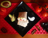 Foto del paso 2 de la receta: Wrap de atún con tomate y aguacate 🌯