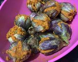 A picture of step 1 of Bharwan baingan bharli vangi ennegayi gutti vankaya stuffed eggplant.