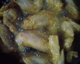 Foto langkah ke 3 dari resep Sayap Ayam Goreng Bawang Daun Jeruk.