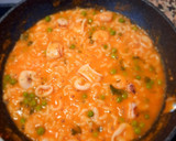 Foto del paso 4 de la receta: Fideuá rápida con guisantes, calamares y gambas