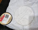 صورة لخطوة 2 من وصفة بف باستري بالنقانق وجبن البري Brie cheese بطريقة مختلفة