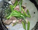 รูปขั้นตอนการทำที่ 5 ของ ผัดดอกหอมตับหมู+หมู