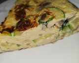 Foto del paso 6 de la receta: Tortilla de patata, calabacín, champis y cebolla de ensalada con ajo y perejil