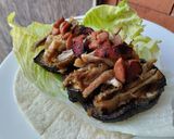 Foto del paso 4 de la receta: Wrap de berenjena🍆, salchicha🍖y carne de cerdo🥓en salsa de miel y ajo🌯🌮🧄