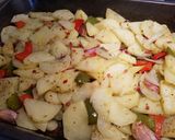 Foto del paso 3 de la receta: Pescado al ajo y orégano en cama de patatas con sorpresa