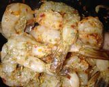 Foto langkah ke 2 dari resep Salt n pink pepper prawns.
