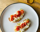 Foto del paso 4 de la receta: Tostada de cherrys con burrata y mantequilla de aguacate 🍞 🍅 🥑