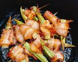 Hình bước làm 2 của món Thịt ba chỉ cuộn đậu bắp