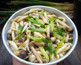 Foto langkah ke 4 dari resep Shimeji Tumis Daun Bawang.