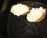 "ચિલી ગાર્લિક ચીઝ બ્રેડ" (Chili Garlic Cheese Bread Recipe In Gujarati) રેસીપી સ્ટેપ2ફોટો
