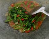 Foto langkah ke 3 dari resep Tumis kangkung pedas.