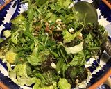 Une image de l'étape 5 de Salade de roquette et sucrine aux noix et roquefort à l huile de truffe.