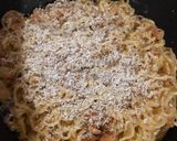 Foto langkah ke 6 dari resep Omelet Mie Sosis Topping Keju.