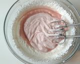 Foto del passaggio 5 della ricetta Torta alle fragole effetto gelato