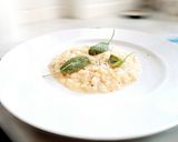 Foto del passaggio 9 della ricetta Risotto burro e salvia in brodo di pollo e purea di cipolla