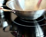 Hình bước làm 2 của món Đùi Gà Rang Muối Tỏi