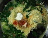 Foto langkah ke 2 dari resep Mie instan tumis sawi.
