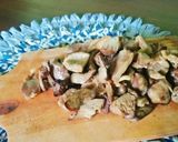 Foto langkah ke 5 dari resep Tumis Jamur Sosis.