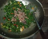 Foto langkah ke 3 dari resep Oseng daun pepaya ikan asin.