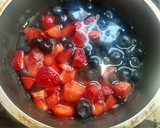 Foto del paso 2 de la receta: Mermelada de frutillas y arándanos sin azúcar 👶🏻🍓