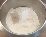 Mascarpone krémmel töltött aszalt szilvás kelt csigák recept fázis 2 fotója