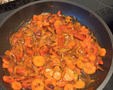 Foto del paso 2 de la receta: Pasta con pimiento rojo, cebolla, zanahorias y apio