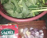Foto langkah ke 1 dari resep Tumis kangkung saus tiram.