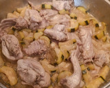 Foto del paso 4 de la receta: Conejo guisado al ajillo con calabacín