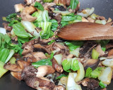 Foto del paso 3 de la receta: Salteado de pack choi y shiitake con huevo pochado