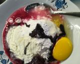 Foto langkah ke 1 dari resep Martabak Lipat Red Velvet Topping Coklat Tabur.