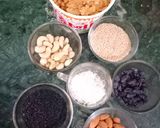 તલ અને મિક્સ ડ્રાયફ્રૂટ્સની ચીકી (Til Mix Dry Fruits Chikki Recipe In Gujarati) રેસીપી સ્ટેપ1ફોટો