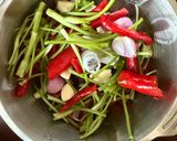 Foto langkah ke 1 dari resep Udang masak thai dan kacang panjang.