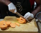 Foto del paso 4 de la receta: Alas de pollo adobadas y bastones de camote amarillo asado