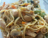 Foto del paso 4 de la receta: Tallarines con pollo, verduras y salsa de soja