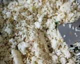 Foto langkah ke 3 dari resep Nasi Tumis Daun Jeruk.