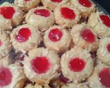 Foto langkah ke 6 dari resep Thumbprint Strawberry Cheese.