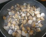 Foto del paso 1 de la receta: Berberechos al vino blanco con ajo y perejil