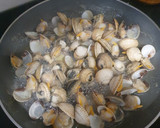 Foto del paso 1 de la receta: Berberechos al vino blanco con ajo y perejil