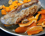 Foto del paso 2 de la receta: Solomillo en salsa con champiñones, puré de patata y compota de pera